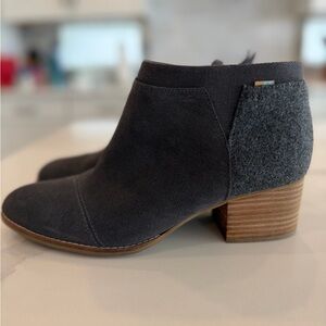 TOMS Loren Gray Ankle Booties Gray Suede/Felt Design Women’s 9